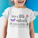En stor medvetenhet om mirakelsyndrom i Turnerna T Shirt<br><div class="desc">Denna vita t-shirt bidrar till att öka medvetenheten om Turner syndrome, ett sällsynt kromosomalt villkor som drabbar en av 2 000 flickor. Det är presenter två vackra fjärilar, med texten "Ett stort mirakel i en så liten flicka" och "Turnernas syndrom medvetenhet" i ett svart modernt typsnitt. (Månaden för medvetenhet om...</div>