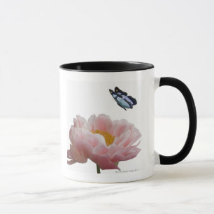 en stor rosa pion besökas av ett eteriskt mugg