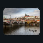 En stormdag i Prags souvenir-foto Magnet<br><div class="desc">Ett fotografi av Prags slott som Manesuv Mest Bridge i Prag i Tjeckien såg över Vlatvfloden visas på denna souvenir-punkt. Den här bilden finns på en rad källobjekt, magneter, nyckelringar, vykort med mera. Det finns även som poster eller skriv ut i olika storlekar. Visa fler artiklar från Prag i vår...</div>