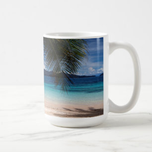 En strand på den KohWai ön i Thailand Kaffemugg