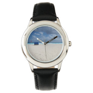 En strandstol väntar på armbandsur