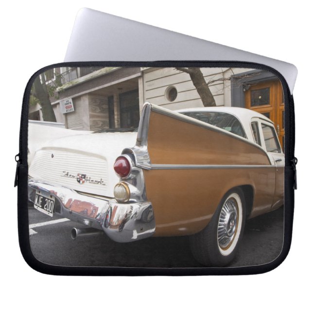 En Studebaker Silver Hawk Classic Car parkerad på  Laptop Sleeve (Framsidan)