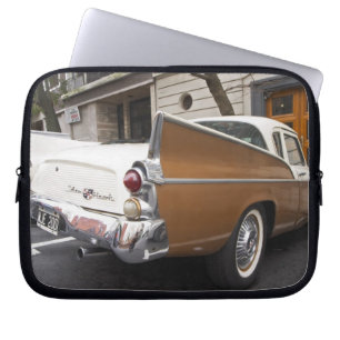 En Studebaker Silver Hawk klassisk bil parkerad på Laptop Sleeve