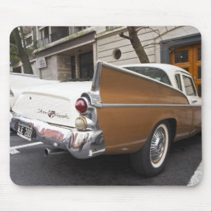 En Studebaker Silver Hawk klassisk bil parkerad på Musmatta