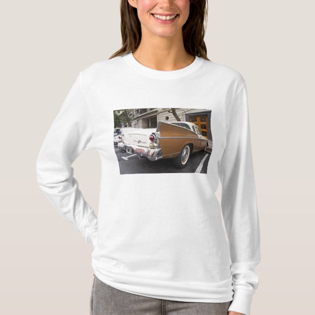 En Studebaker Silver Hawk klassisk bil parkerad på Tee Shirt (Framsida)