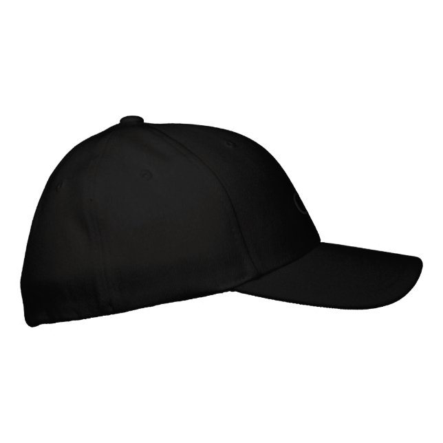 En svart basebollmössa med ordet "CAP" subtilt  Broderad Keps (Höger)