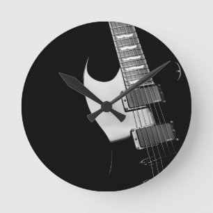En svart gitarr rund klocka