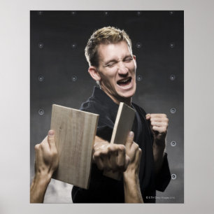 en svart karatgam som utövar martialkonst poster