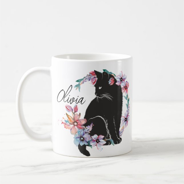En svart katt omgiven av blommor kaffemugg (Vänster)