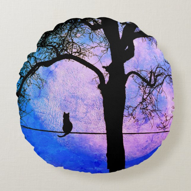 En svart katt på en hel tråg rund kudde (Framsidan)