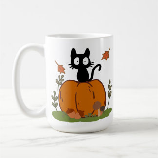 En svart katt som sitter på en pumpa kaffemugg