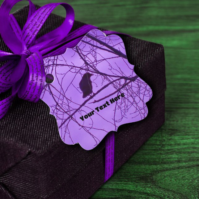 En svart Kråka i Barren Träd Hazy Lila Himmel Gåvor Etiketter (Black crow silhouette in barren tree branches purple sky on Gothic Birthday gift or favor tag.)