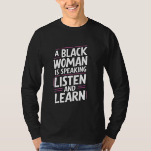 En svart kvinna lyssnar och lär sig t shirt