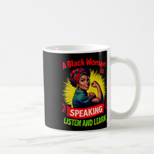 En svart kvinna pratar lyssna på svart historik Mo Kaffemugg