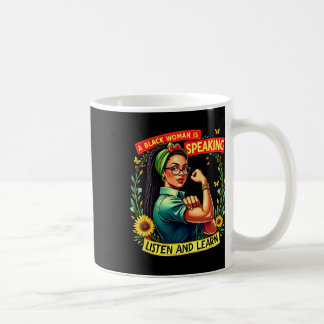 En svart kvinna pratar lyssna på svart historik Mo Kaffemugg