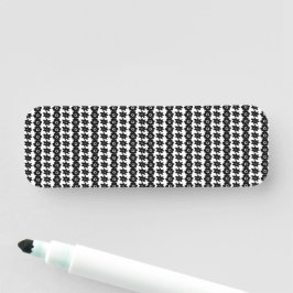 en svart och vit bakgrund med många punkter namnbricka