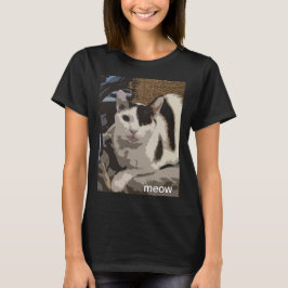 En svart och vit katt på en köksstol. Meow! T Shirt