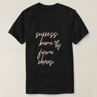 en svart T-shirt