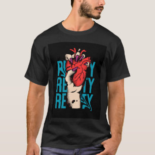 En svart t-shirt med en hand som håller ett hjärta
