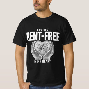 En svart-vit grafik med två händer som håller t shirt