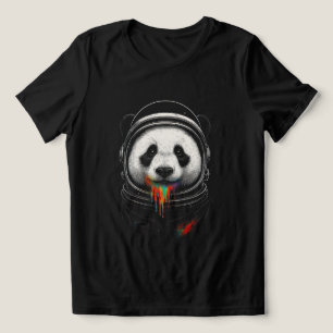 En svart-vit pandabjörn som bär en rymddräkt t shirt