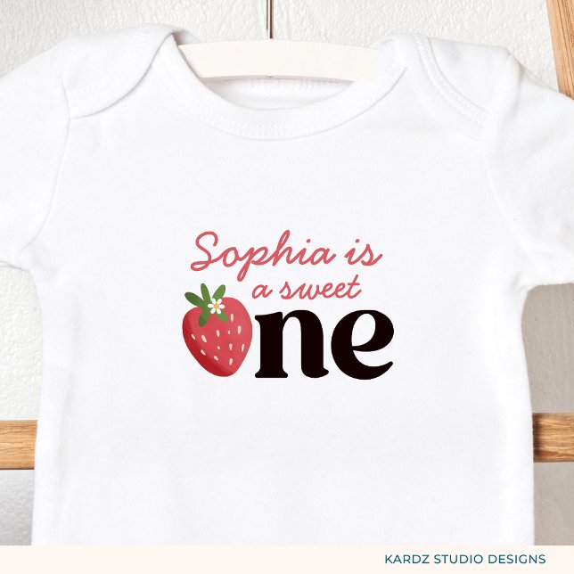 En svensk jordgubbsflicka 1:a födelsedagen t shirt (Personalize this cute bodysuit for your baby girl's 1st birthday.)