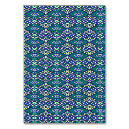 En symmetrisk mönster av blå motiv på en textilvar bordsnummer