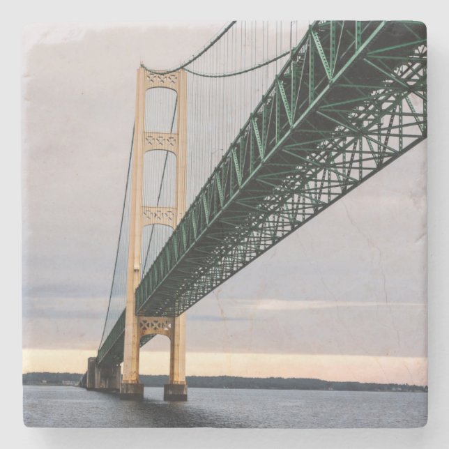 En syn på Mackinac Bridge från Sjö Michigan 2 Stenunderlägg (Framsidan)