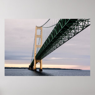 En syn på Mackinac Bridge från Sjö Michigan Poster