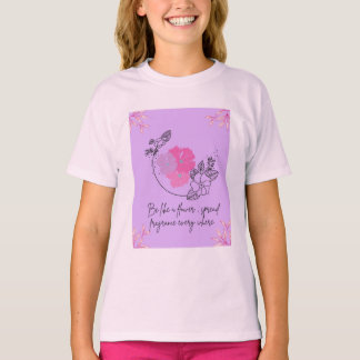 En t-shirt med vacker blommig design