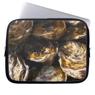 En tallrik ostron. laptop sleeve
