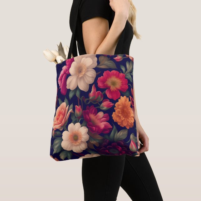 En tapet med blommönster  tygkasse (Närbild)