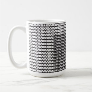 En tät orange och vit katt ljugande kaffemugg