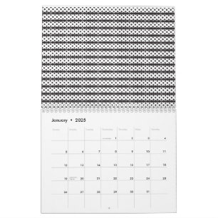 En tät orange och vit katt ljugande kalender