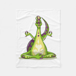 En Tecknad Iguanodon Dinosaur som gör Yoga. Fleecefilt