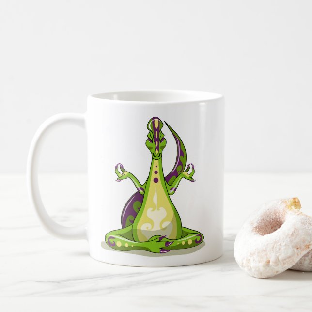 En Tecknad Iguanodon Dinosaur som gör Yoga. Kaffemugg (Med munk)