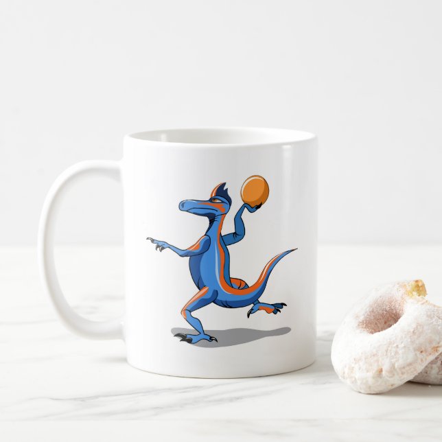 En Tecknad Iguanodon spelar basket. Kaffemugg (Med munk)