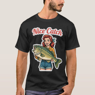 En tecknad kvinna som håller en stor fisk på genom t shirt