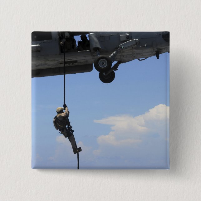 En tekniker för hantering av sprängämnesproppar knapp (Framsida)