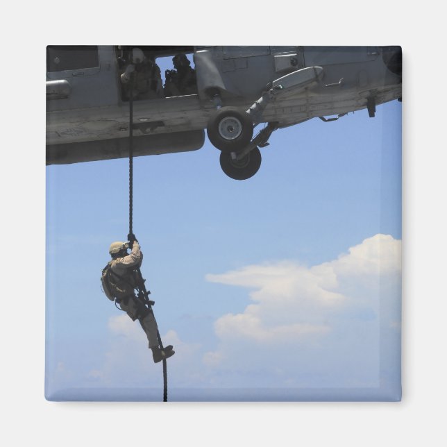 En tekniker för hantering av sprängämnesproppar magnet (Framsidan)