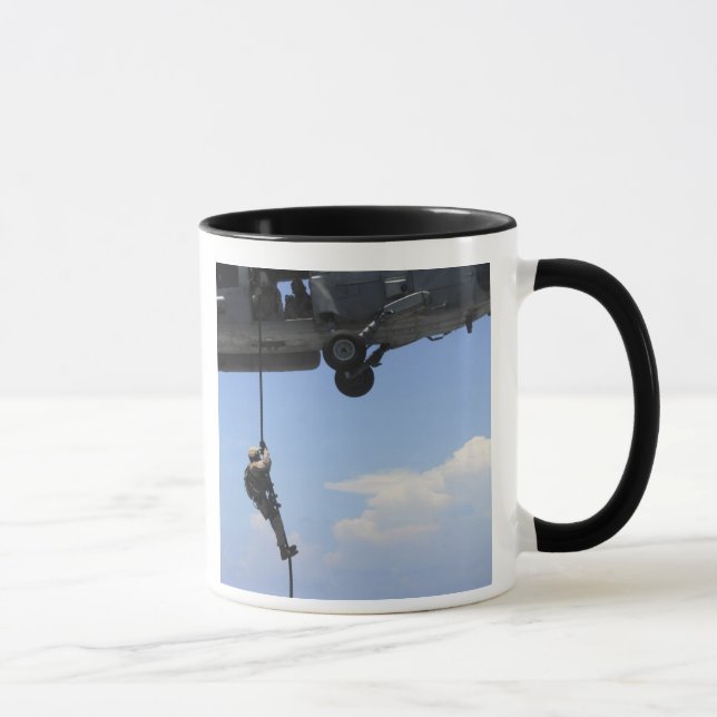 En tekniker för hantering av sprängämnesproppar mugg (Höger)