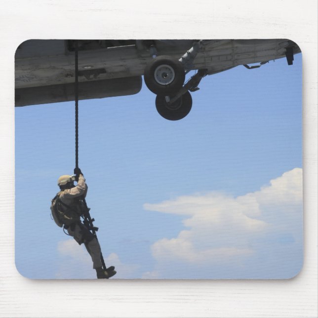 En tekniker för hantering av sprängämnesproppar musmatta (Framsidan)