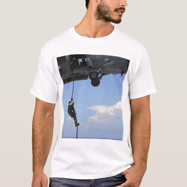 En tekniker för hantering av sprängämnesproppar t-shirt (Framsida)