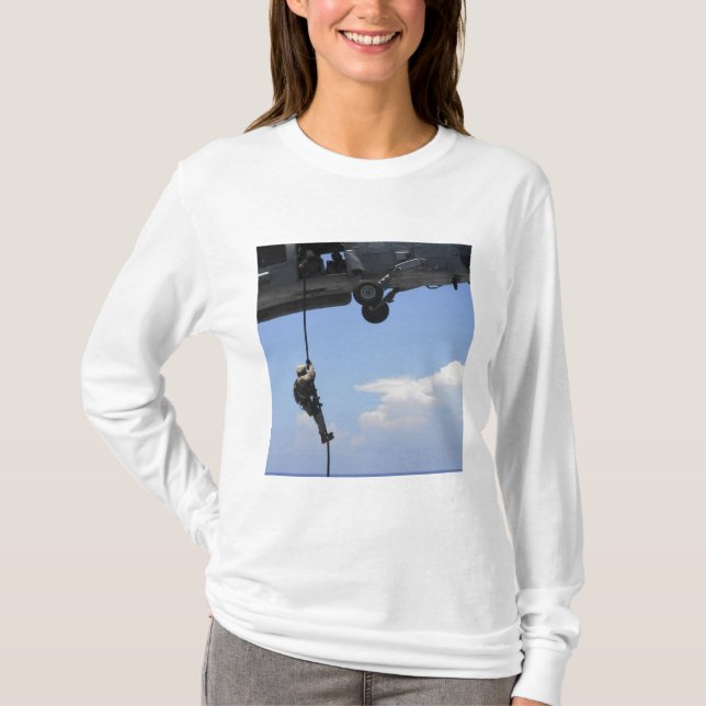 En tekniker för hantering av sprängämnesproppar tee shirt (Framsida)