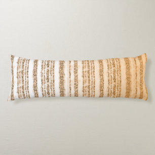 En textildesign med orange och vit kroppskudde