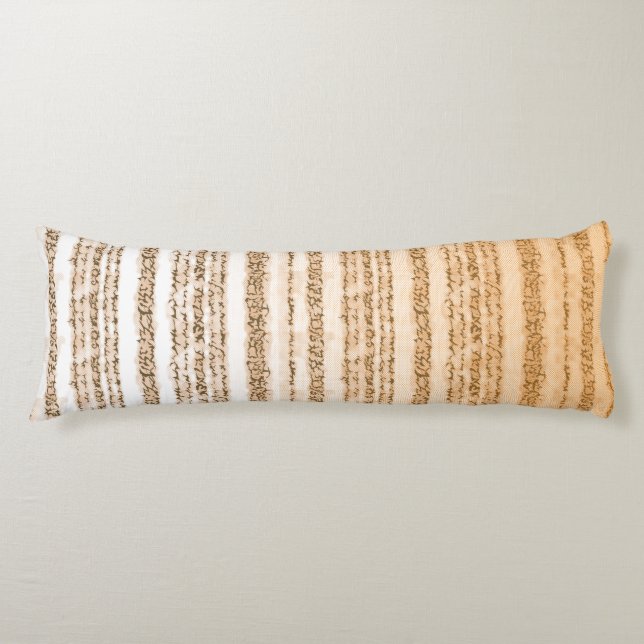 En textildesign med orange och vit kroppskudde (Framsidan)