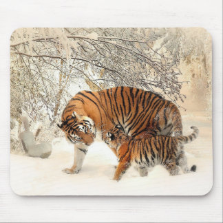 En tiger och en unge i Snowy Forest Mousepad Musmatta
