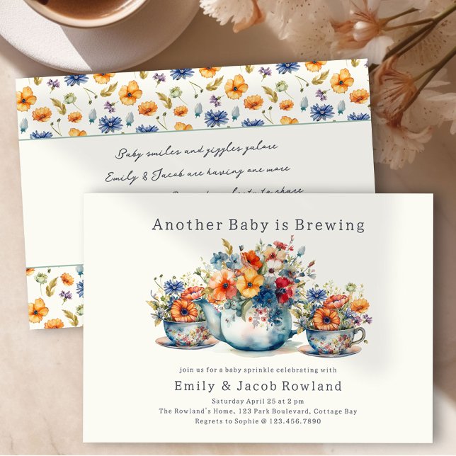 En till baby bryggs Blomsterliga tekoppar Sprut Inbjudningar (Baby is Brewing Handwritten Baby Sprinkle Invitation with Teapot, Teacups and Country Flowers)