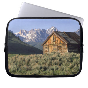 En timmerstuga och Sawtooth-bergen i Laptop Sleeve