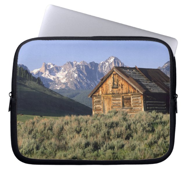 En timmerstuga och Sawtooth-bergen i Laptop Sleeve (Framsidan)